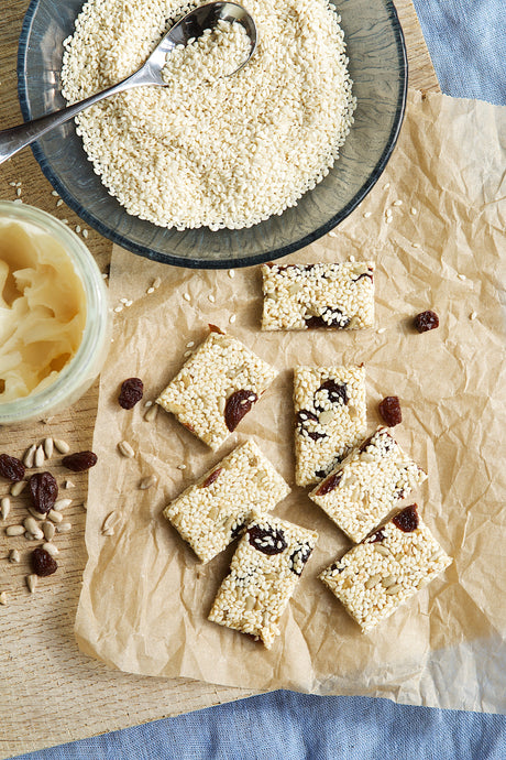 Sesamsnacks med solsikkekerner og rosiner (glutenfri)