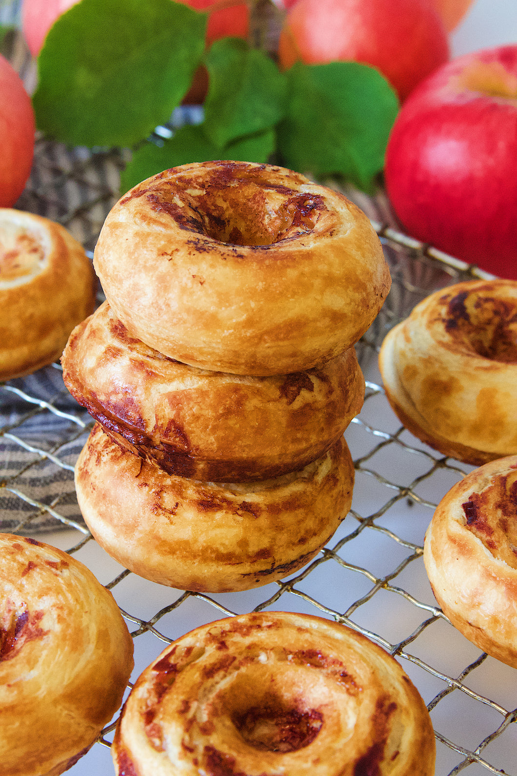 September 2023 - Æbledonuts (+ bonus: Luksusdadelkugler)